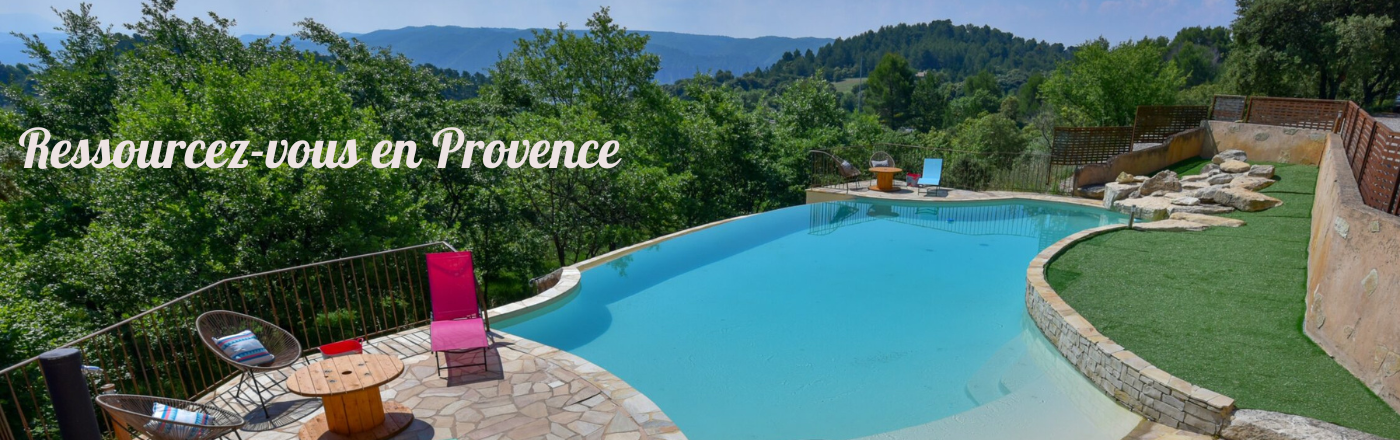 grande piscine à débordement au Jas de Belley à Montfort en Haute-Provence 04 avec 2 transats bleu et fuchsia 2 tourets 4 fauteuils 4 coussins blanc bleu